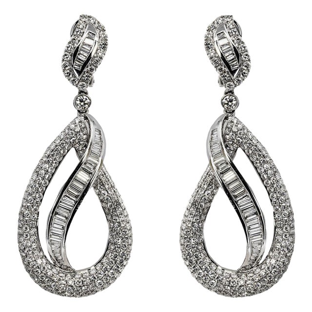 Late 20th Century Pair of Opulent 18k Diamond Chandelier Earrings For Sale