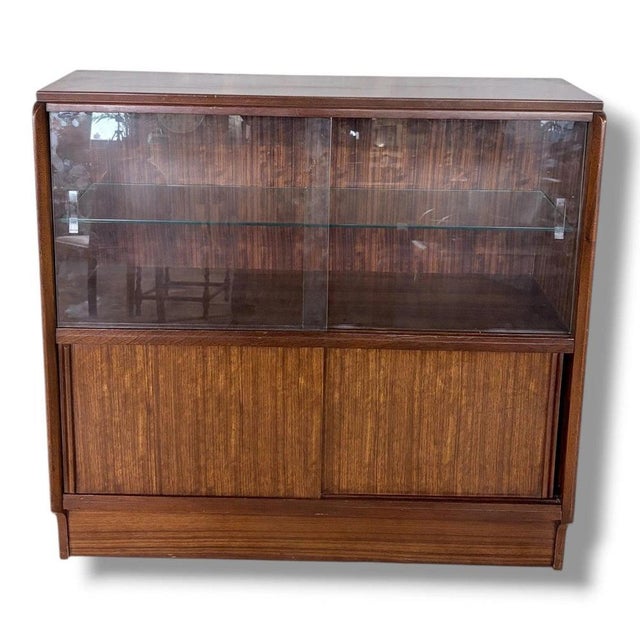 Mid-Century Modern Mid-Century Sliding Door Display Bookcase with Adjustable Glass Shelves For Sale - Image 3 of 9