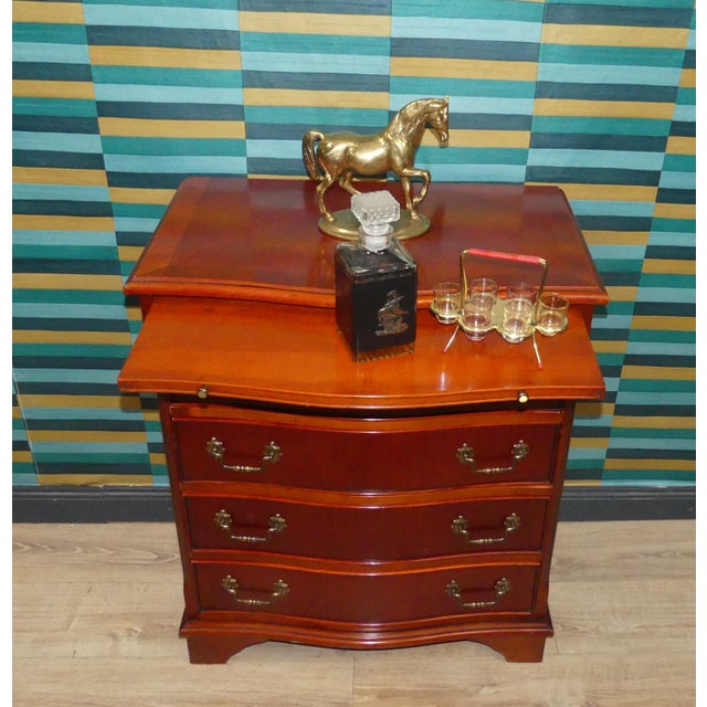 Georgian Chippendale Serpentine Chest of Drawers, 1970s For Sale - Image 3 of 15