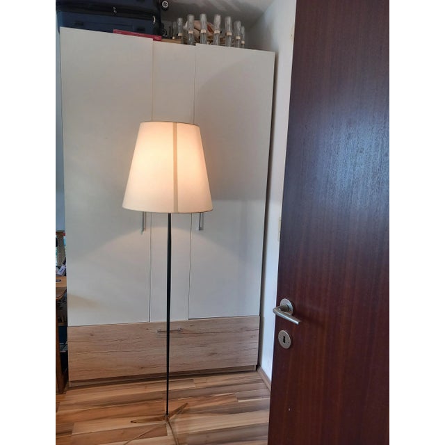 The floor lamp is equipped with 1x E27 light bulb, fully functional, switch on the socket. Viewing and collection...