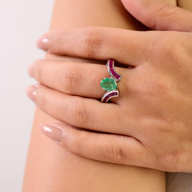 Modern 2.55 CTW Emerald & Ruby Inlay Crossover Ring in 925 Sterling Silver - Size 7 For Sale - Image 6 of 11