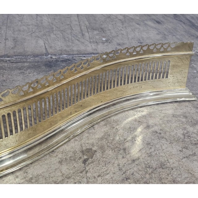 Metal Late 20th Century Virginia Metalcrafters Colonial Williamsburg Brass Serpentine Fender Cw 102 For Sale - Image 7 of 13