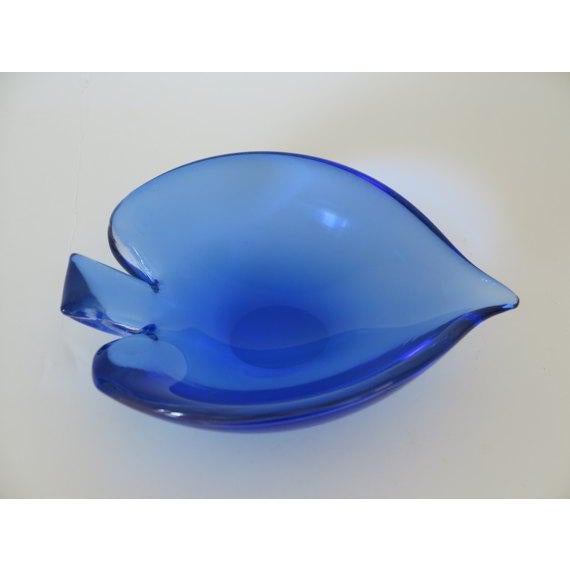1950s Mid-Century Cobalt Blue Murano Glass Angel Fish-Shaped Bowl For Sale - Image 5 of 7
