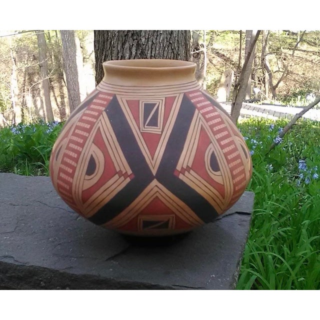 Vintage Mata Ortiz Casa Grande Olla Mexican Pottery Vessel, by Artist Sanbe, 11” H For Sale - Image 4 of 5