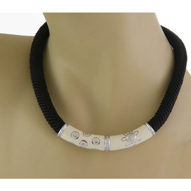 This is an authentic collar necklace by La Nouvelle Bague, the round long curved tube shape pendant is crafted from 18k...