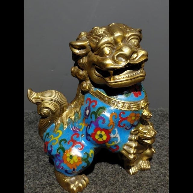 Pair of Vintage Cloisonné Enamel Guardian Lions – Gilt Bronze Wealth Foo Dogs For Sale - Image 9 of 10