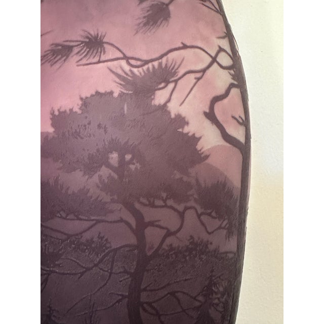 This exquisite purple cameo vase by d'Argental Nancy is a testament to the era's refined elegance.The vase's graceful...