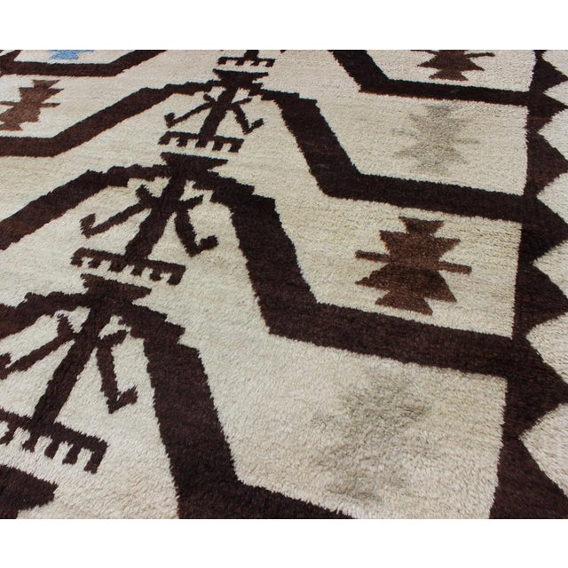 Textile Mid 20th Century Turkish Tulu Rug With Mid-Century Modern Design in Brown, Off-White and Blue For Sale - Image 7 of 13