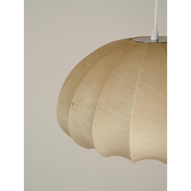 Metal Mid-Century Modern Beige Flat Dome Cocoon Pendant Light by Achille Castiglioni for Hille, Italy, 1960s For Sale - Image 7 of 10