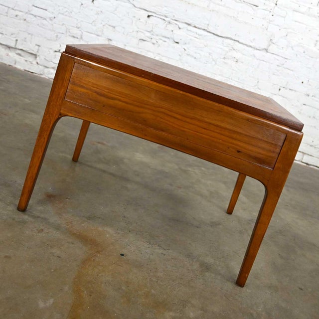 Mid 20th Century 1963 MCM Lane Rhythm Collection Walnut Single End Table With Drawer & Brass Plated Pull For Sale - Image 5 of 12