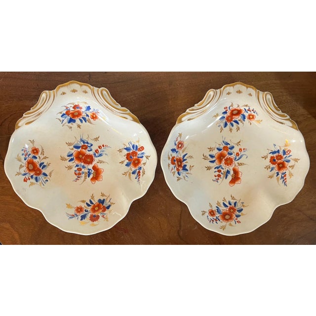 Neoclassical Antique Early 19th Century Derby Porcelain Shell Shape Dishes in an Imari Pattern With Floral Sprig in Red White & Blue - a Pair For Sale - Image 3 of 11