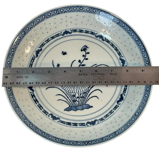 White Late 20th Century Blue & White Chinese Rice Grain Serving Bowl 9.5” For Sale - Image 8 of 10