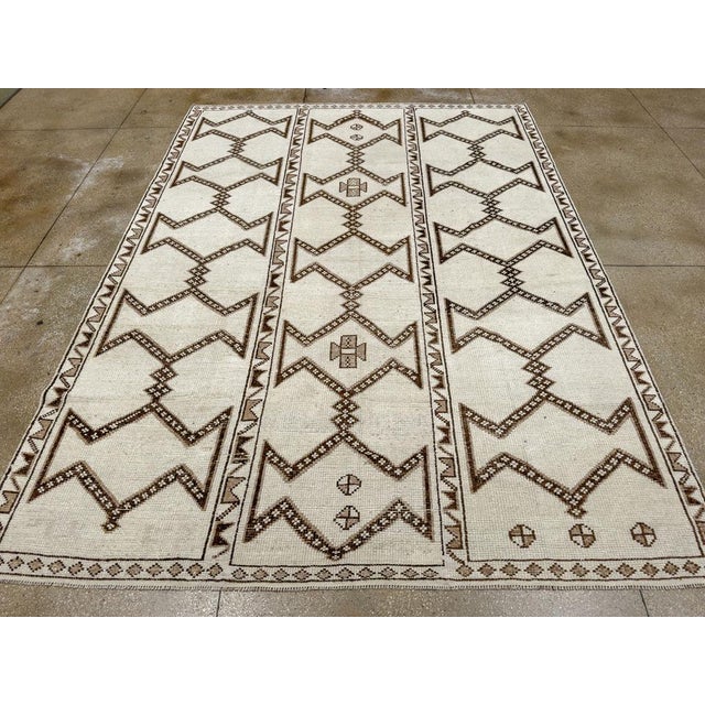 Galerie Shabab Collection Mid-20th Century Turkish Anatolian Room Size Carpet For Sale - Image 4 of 10