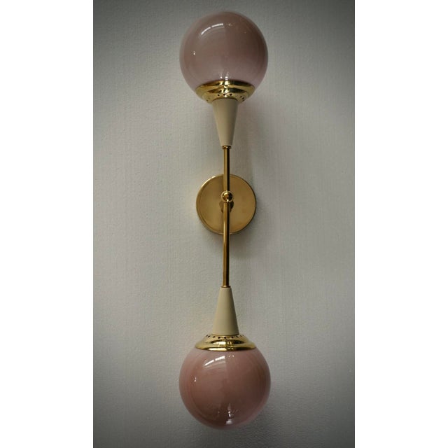 Refined and delicate design for this pink Murano glass wall lamp. The Murano furnaces create an indisputable timeless...