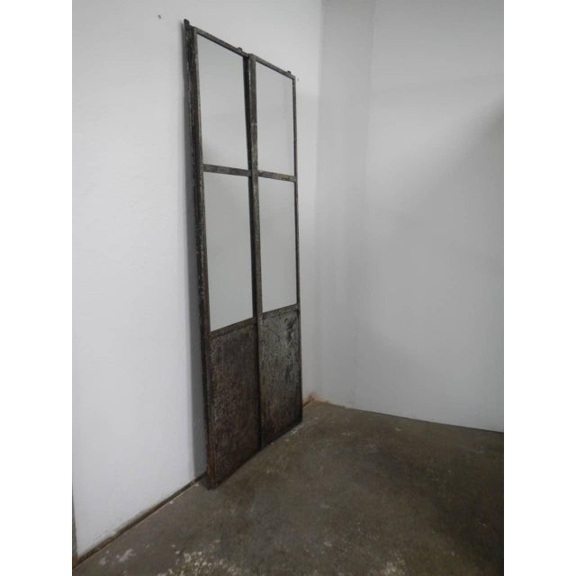 In 2 pieces divided assembled by screw as shown in the photo. The mirror measures 120 cm in height.