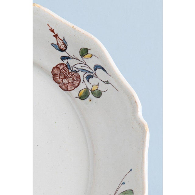 Red Floral Faience Plates from La Rochelle, 18th Century, Set of 2 For Sale - Image 5 of 8