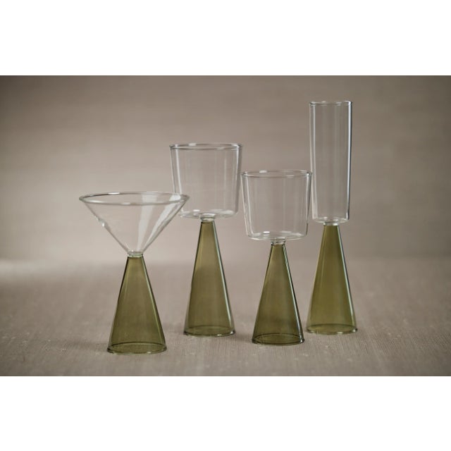 This set includes four martini glasses with a stylish colored base, perfect for serving your favorite cocktails in style....