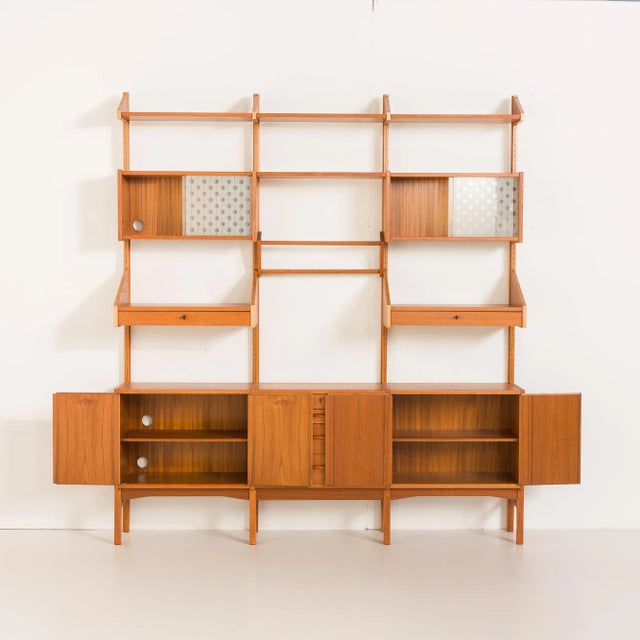 Brown Mid-Century Modern Scandinavian Free Standing Teak Bookcase by Eidsvoll Møbelfabrikk, Norway, 1970s For Sale - Image 8 of 18