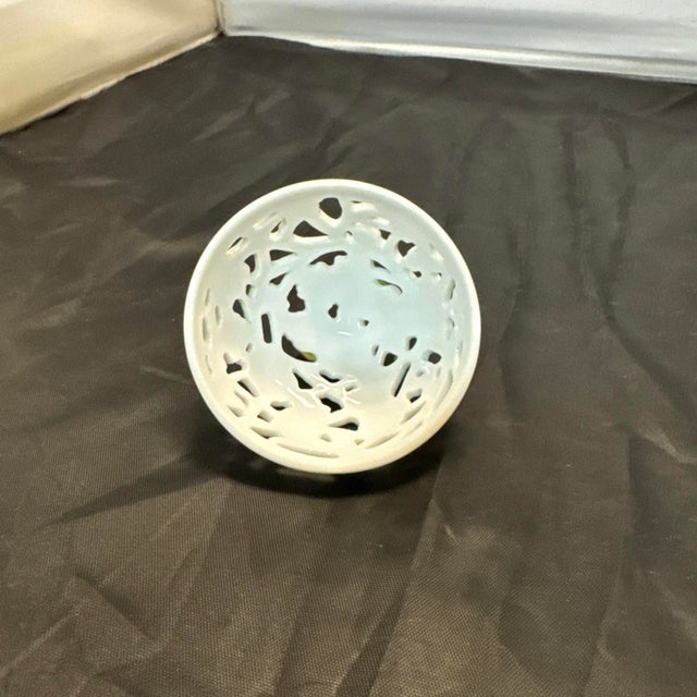 Vintage Herend Hungary Reticulated Bonbonniere Potpourri Box Strawberry Finial #6214 For Sale In New York - Image 6 of 9