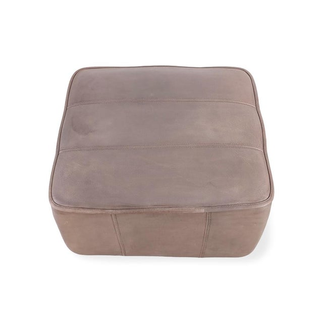 We are offering one of two beautiful, small ottomans/footstools by de Sede for sale. The traditional Swiss manufacturer de...