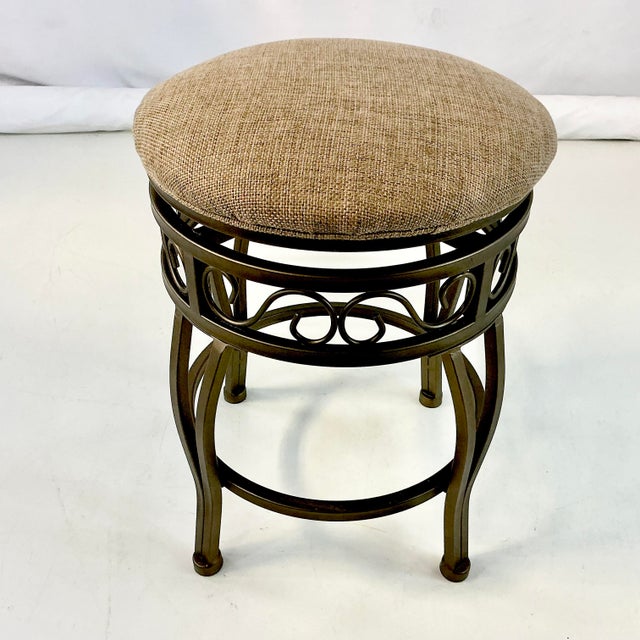 1990s Vintage Boho Chic Traditional Swivel Counter Stool With Linen Tweed Cushion For Sale - Image 16 of 17