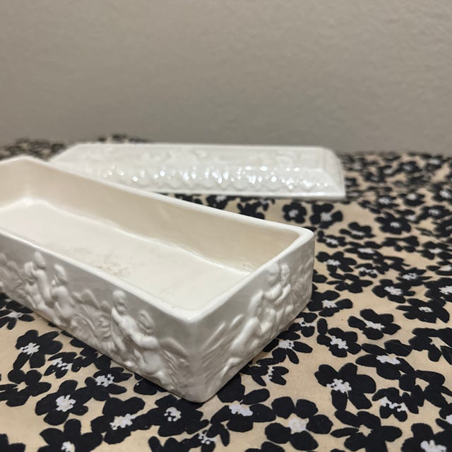 Vintage Mid-Century Modern Italian Neo-Classical Relief Ceramic Trinket Box For Sale - Image 9 of 10