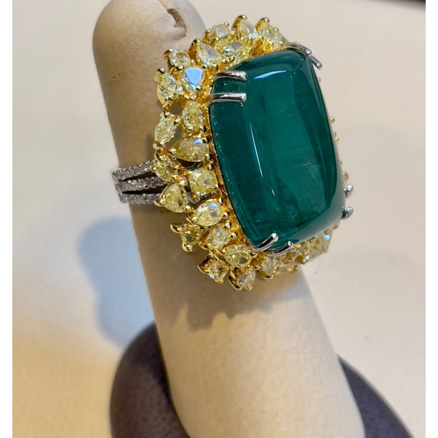 Gemstone 27.89 Ct Natural Colombian Emerald Cabochon & 5.73 Ct Yellow Diamond Ring 18 Kt, Size 6 For Sale - Image 7 of 18