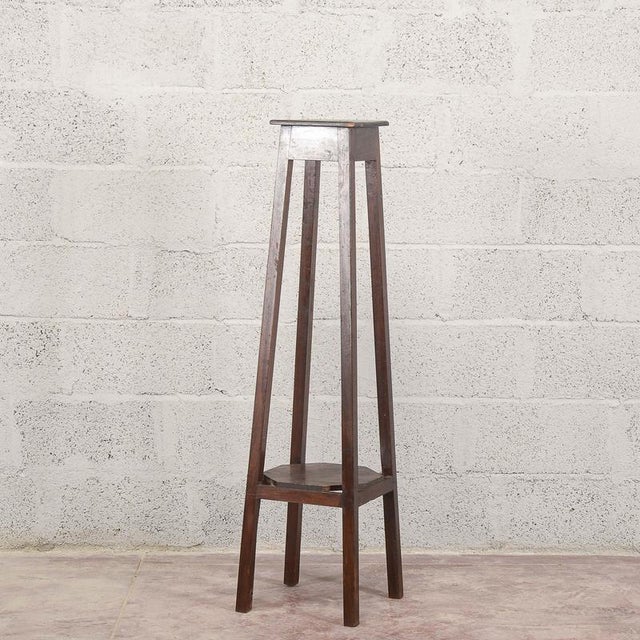 This vintage plant stand is a classic example of functional furniture, ideal for lovers of modern antiques and vintage...