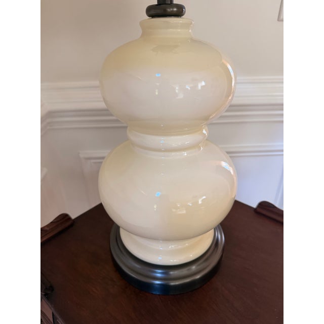 Contemporary Pottery Barn Double Gourd Cream Ceramic Table Lamp 26”x9” With 15”White Drum Shade For Sale - Image 3 of 8