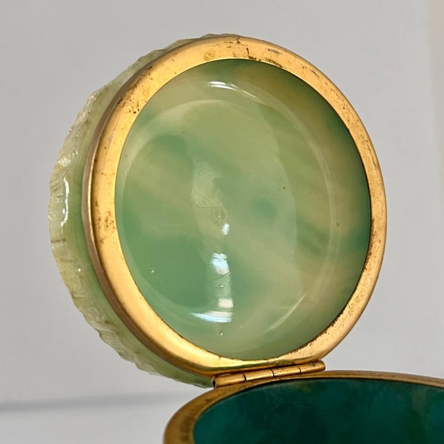 1950s C. 1950s Vintage MCM Italian Alabaster Box in the Style of Fratelli Coppini & Angelo Pinna – Green Onyx & Turquoise Hues With Brass Hinged Lid For Sale - Image 5 of 10