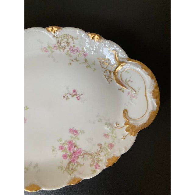 Early 20th Century Limoges French Roses Porcelain Oval Serving Platter or Tray With Gold Accents For Sale In New York - Image 6 of 12