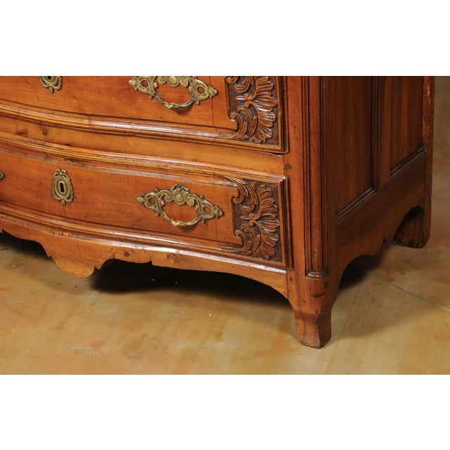 French Louis XV Period 1730s Walnut Three-Drawer Commode from Lyon with Foliage For Sale In Atlanta - Image 6 of 13