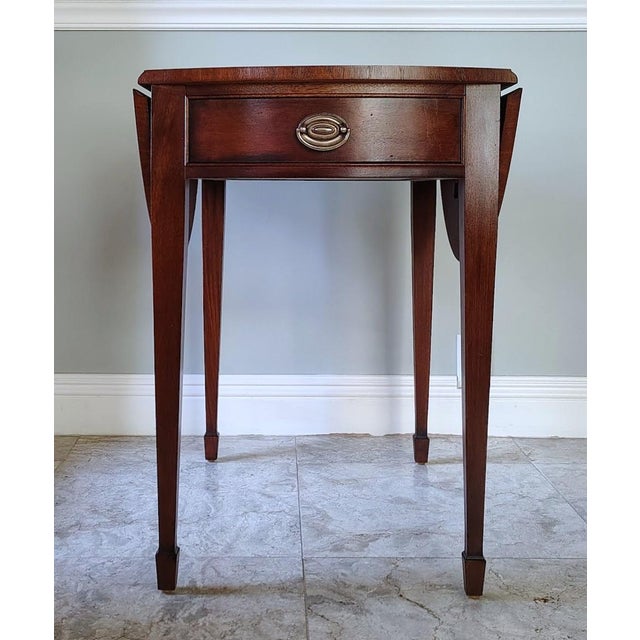 This elegant Pembroke inlay mahogany end table is made by Ethan Allen in the Newport collection. It has swirl mahogany...