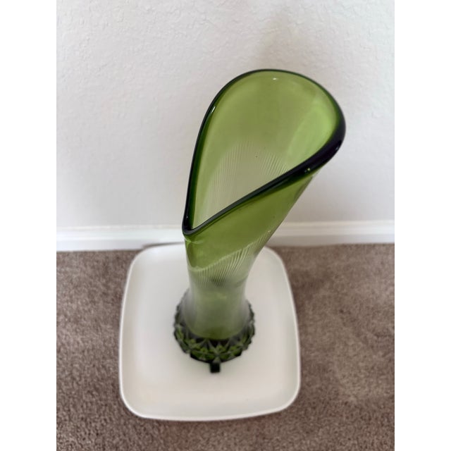 Mid-Century Modern Vintage MCM L E Smith Diamond Butt 3 Wheel Green Swung Tall Vase For Sale - Image 3 of 10