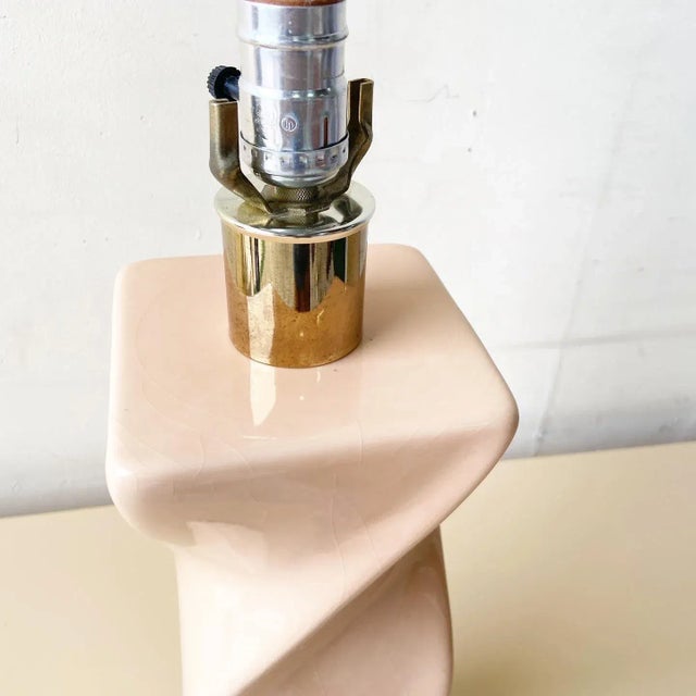 Postmodern Pink Ceramic and Lucite Swirled Table Lamp For Sale In Miami - Image 6 of 7