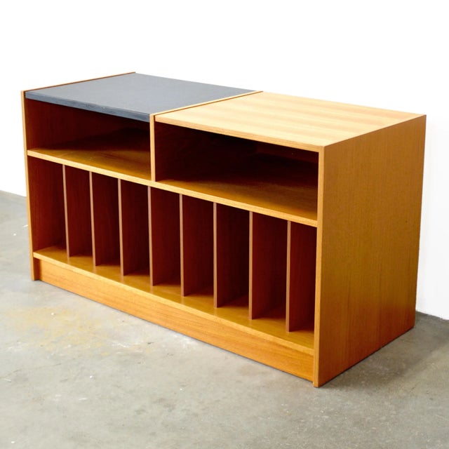 1960s Danish Teak Stereo Console / Record Cabinet With Lift-Up Section for Turntable For Sale - Image 4 of 9