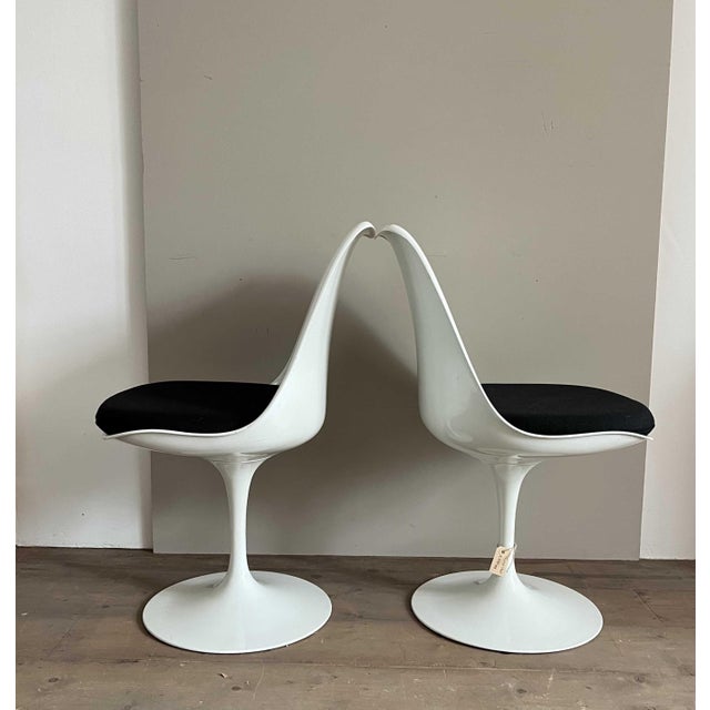 Tulip chairs by Eero Saarinen for Knoll. White paint with various signs of wear, see photos. Black cushion in nice...