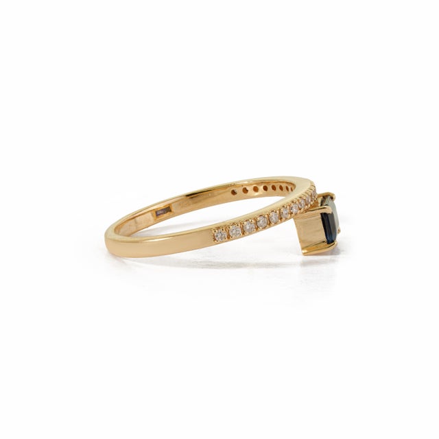 Metal Modern East-West Emerald-Cut Blue Sapphire & Diamond Ring Size 5.5 in 14k Yellow Gold For Sale - Image 7 of 18