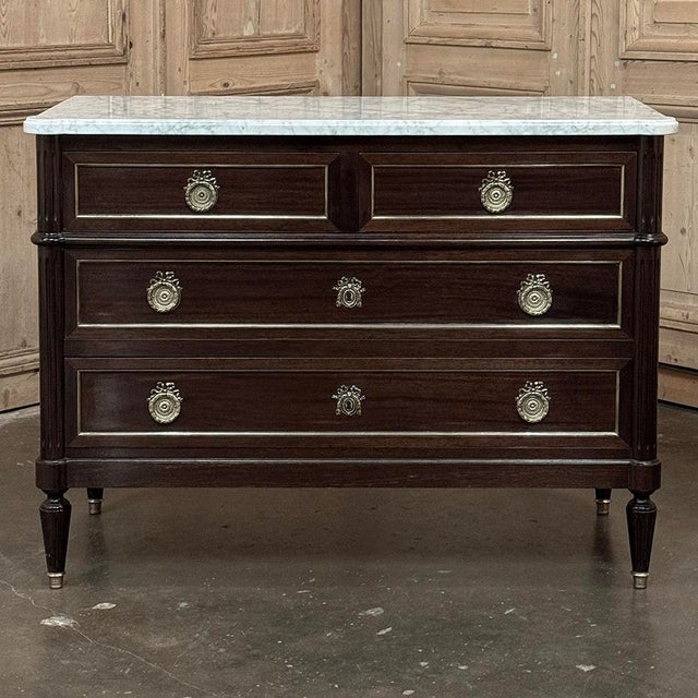 Early 20th Century French Louis XVI Mahogany Carrara Marble Top Commode For Sale - Image 5 of 17