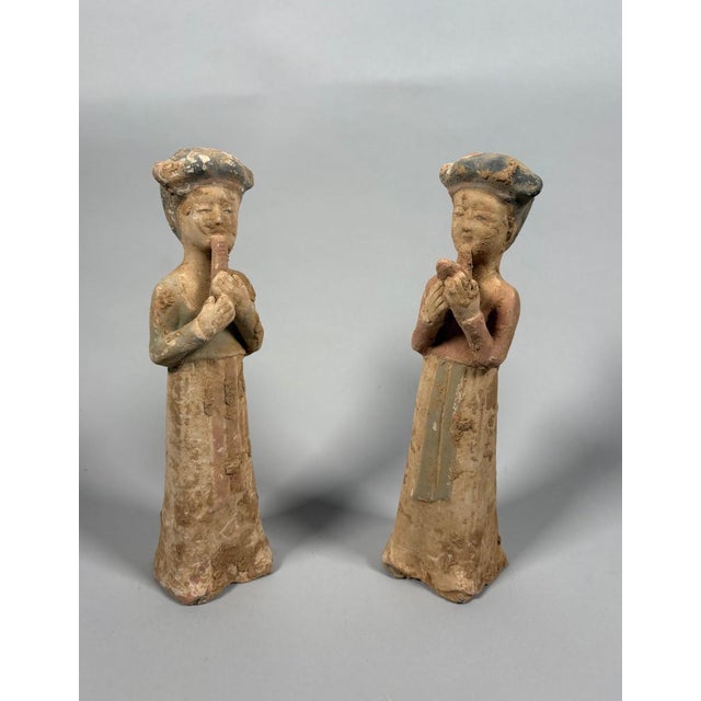 Pair of sculptures of female musicians, Mingqi period, China, Tang Dynasty (618-907) For Sale