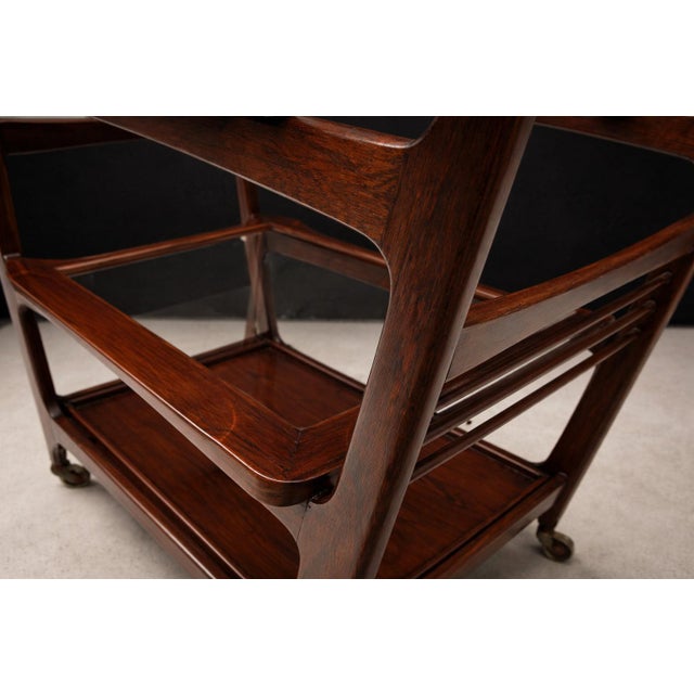Brazilian Modern Bar Cart in Rosewood & Glass by Carlo Hauner, 1960s – Lot 212 For Sale - Image 9 of 12