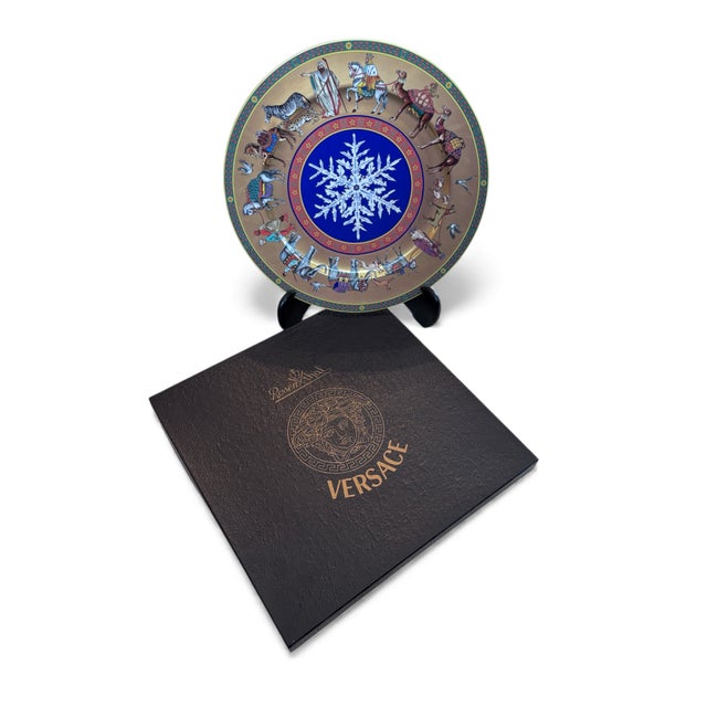 Italian 1990s Versace for Rosenthal Porcelain 12 Inch “Cortège De Noel” Christmas Plate For Sale - Image 3 of 10
