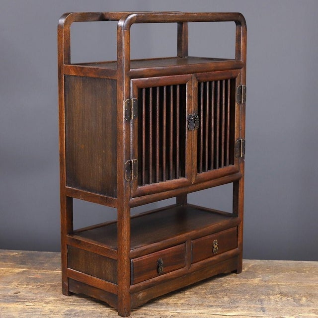 Mid 20th Century Vintage Chinese Huali Rosewood Curio Cabinet | Ming Style Display Shelf With Barred Doors For Sale - Image 5 of 9