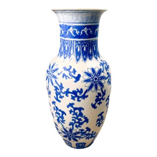 Vintage Chinese Blue and White Porcelain Vase For Sale