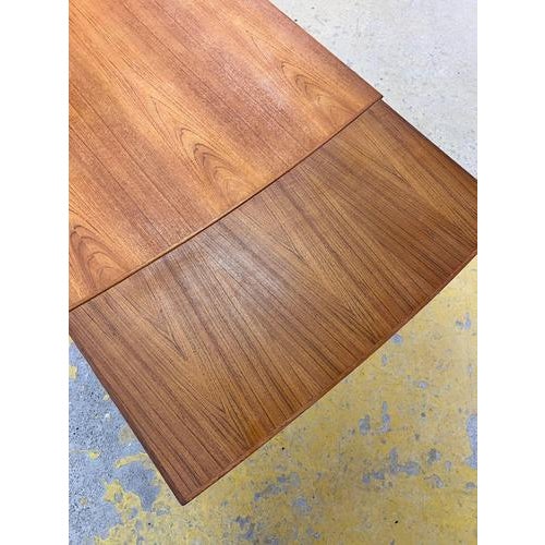 This extendable dining table from Denmark impresses with its functionality. Crafted from high-quality teak, it captivates...