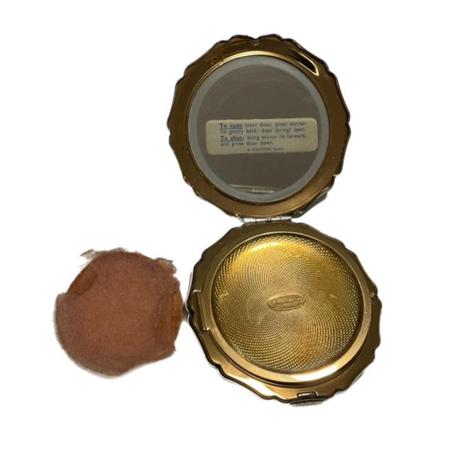 Silver Vintage Stratton Powder Compact - Silver-Tone Embossed Lid For Sale - Image 8 of 8