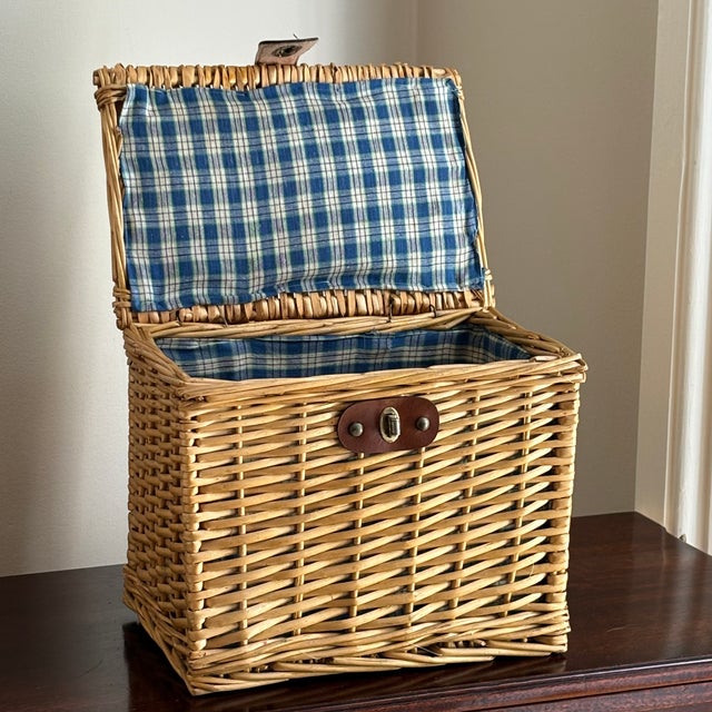 Tan Mid-20th Century Wicker Picnic Basket For Sale - Image 8 of 12