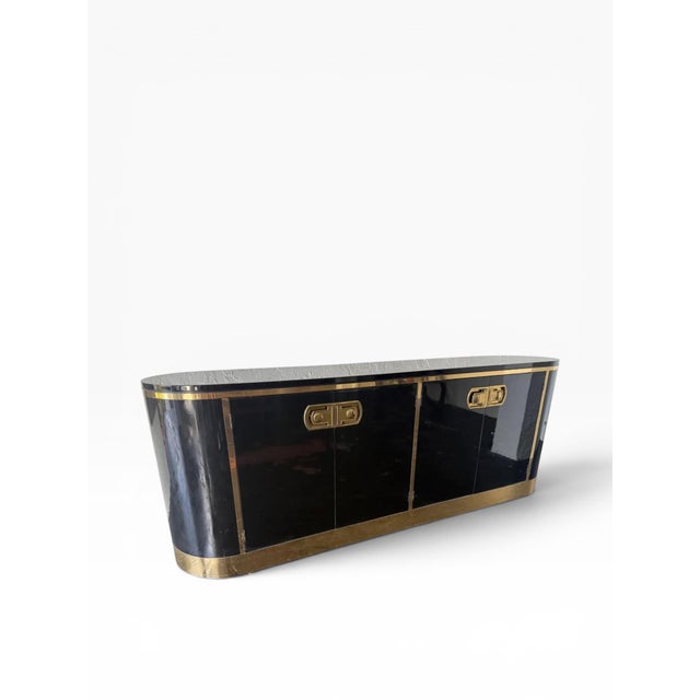 Hollywood Regency 1970s Rare Mastercraft Brass Shield Pull Credenza — Racetrack Form For Sale - Image 3 of 18
