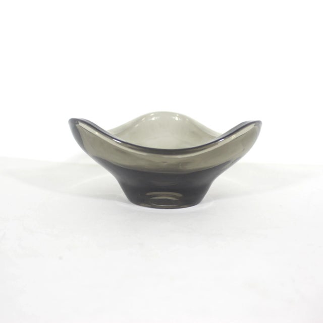 1970s Smoke Grey Curved Triangular Mid-Century Modern Dish Ząbkowice Glass Bowl Jan Sylwester Drost Design For Sale - Image 5 of 7