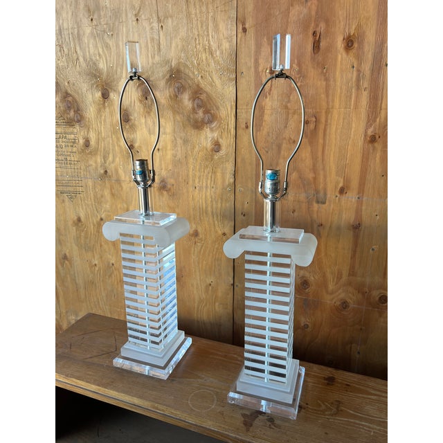 1990s Vintage 1991 Bauer Lamp Co. Lucite & Frosted Acrylic Table Lamps – Pair | Art Deco Revival For Sale - Image 5 of 13